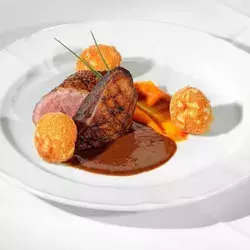 Fleischgericht im Restaurant Sommerbergblick im Wellnesshotel Rothfuss in Bad Wildbad