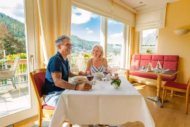 gem�tliches Essen im Restaurant Sommerbergblick in Bad Wildbad im Schwarzwald